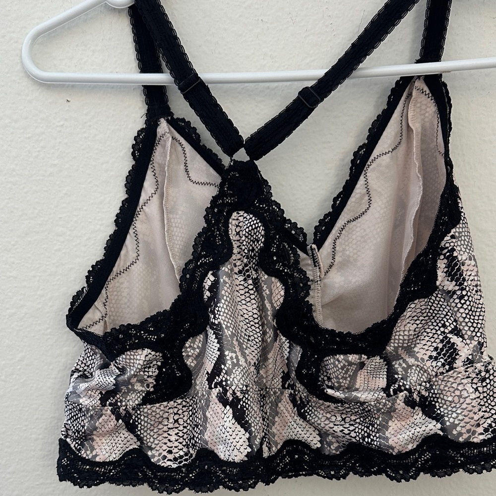 Elegant Snake Print Bralette with Black Lace - Picture 6 of 6